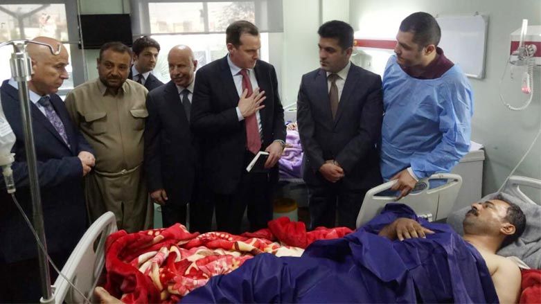 بالصور.. ممثل اوباما يزور جرحى البيشمركة